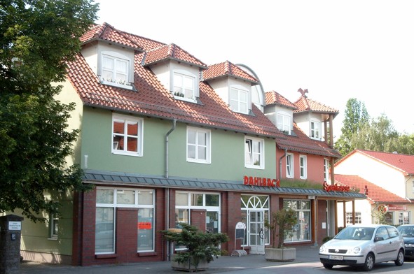Von 1995 bis 2004 befand sich die Post in der Karl-Marx-Straße 6-8