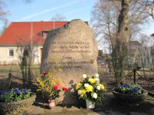 Blumenschmuck zur Gedenkfeier am 23. März 2010