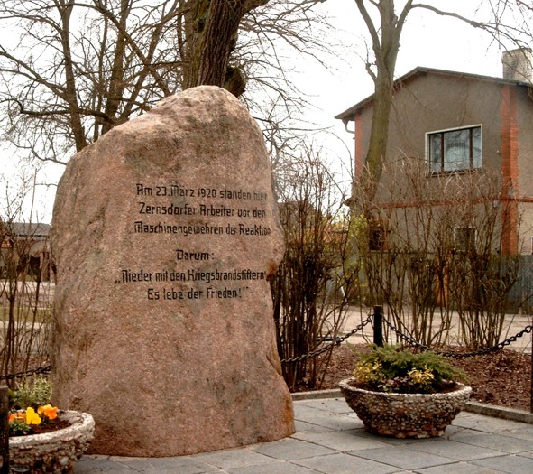 Gedenkstein zur Erinnerung an die Ereignisse in Zernsdorf am 23. März 1920